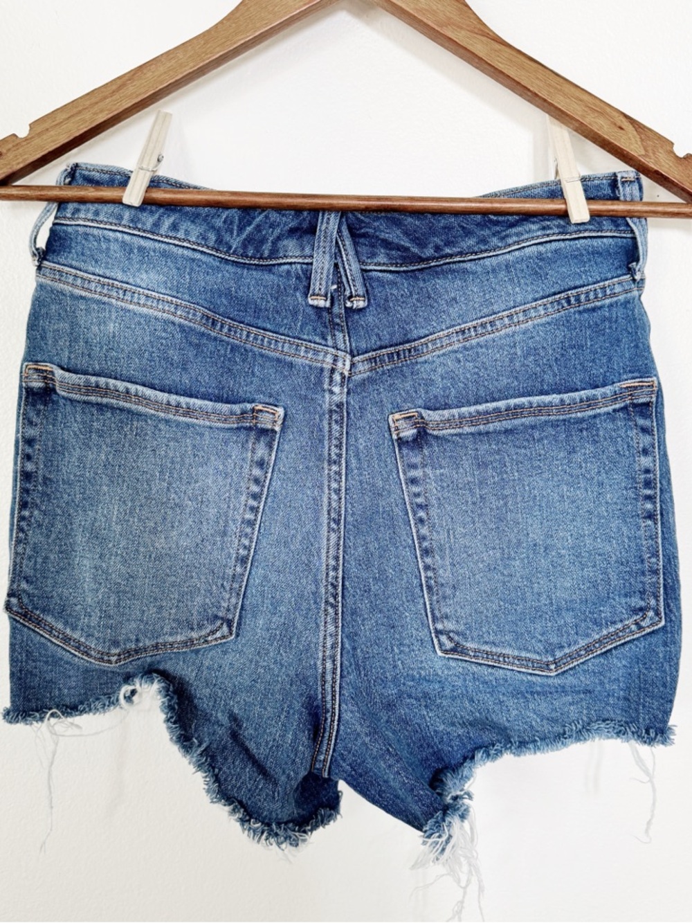 Good American Classic Denim Shorts - Blue 4/27 - Picture 4 of 4